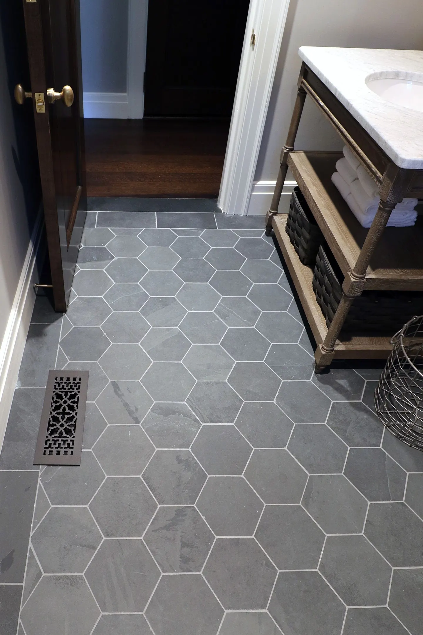 Bathroom floor in grey hexagon tile